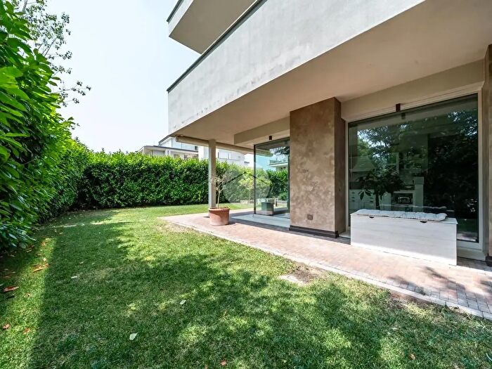 Appartamento con 5 locali in vendita in Via Novembre, Parma