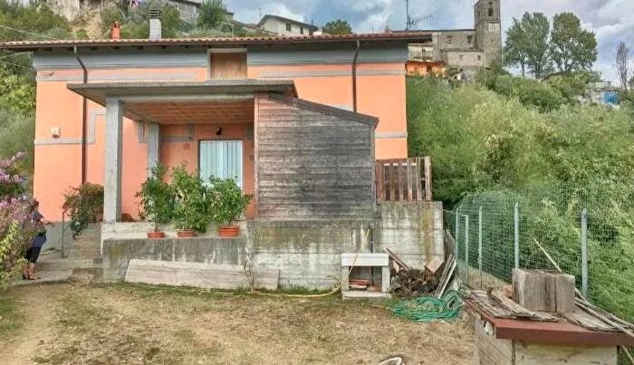 Casa con 9 locali in vendita in Aulla