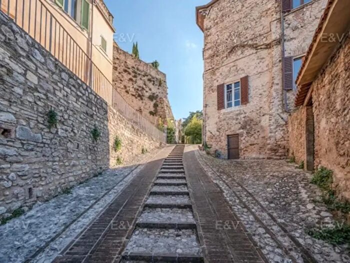 Appartamento con 5 locali in vendita in Via dellAssalto, Spoleto