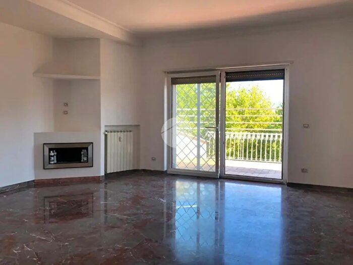 Appartamento quadrilocale in vendita in Via Renato Fucini, Roma