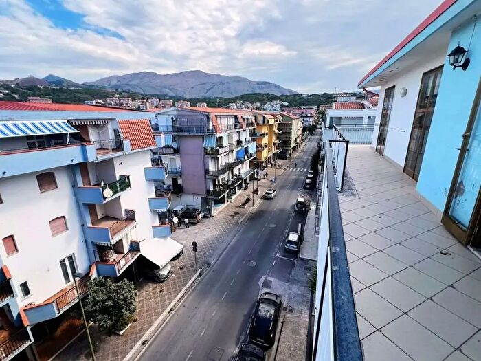 Appartamento con 5 locali in vendita in Viale I Maggio, Scalea