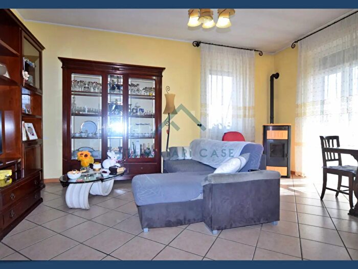 Appartamento trilocale in vendita in Piazza C Corvi, Biandronno