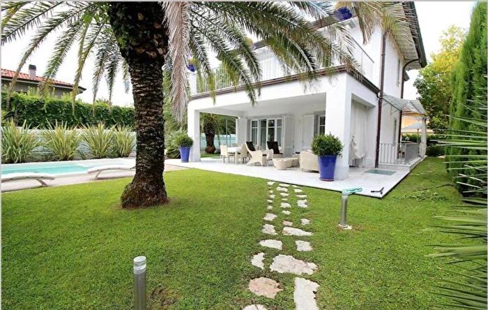 Casa con 8 locali in vendita in Forte Dei Marmi