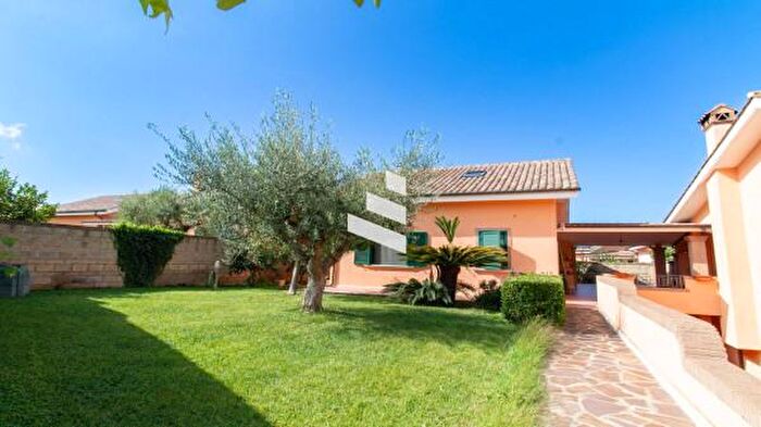 Casa con 6 locali in vendita in Via Afrodite, Pomezia