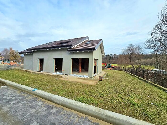 Casa quadrilocale in vendita in Via Gramsci, Oleggio Castello