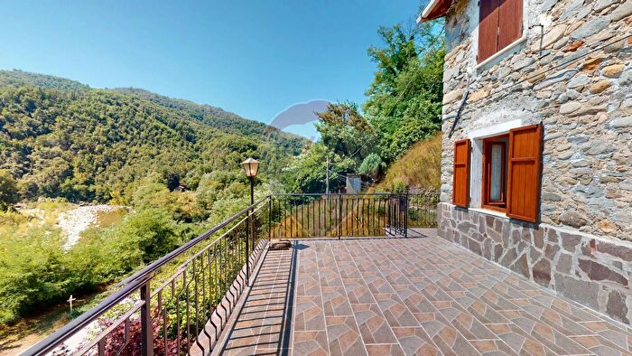 Appartamento trilocale in vendita in Carro