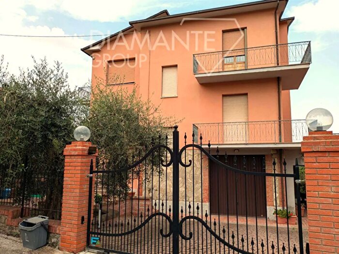 Casa con 10 locali in vendita in Castiglione Del Lago