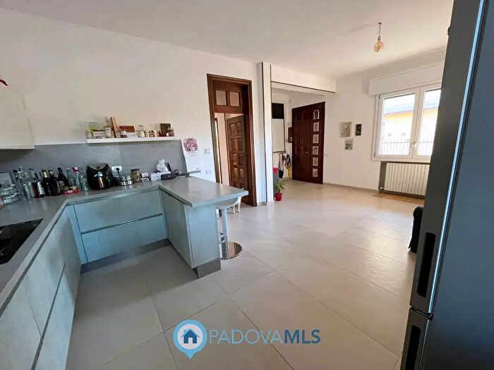 Appartamento trilocale in vendita in Via Padova, Albignasego