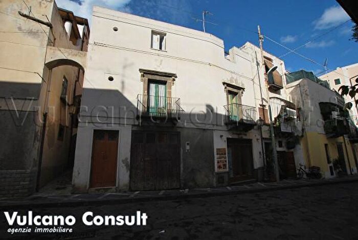 Appartamento con 6 locali in vendita in Via Roma, Lipari