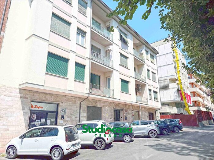 Appartamento quadrilocale in vendita in Viale Giuseppe Mazzini, Centro, Teramo
