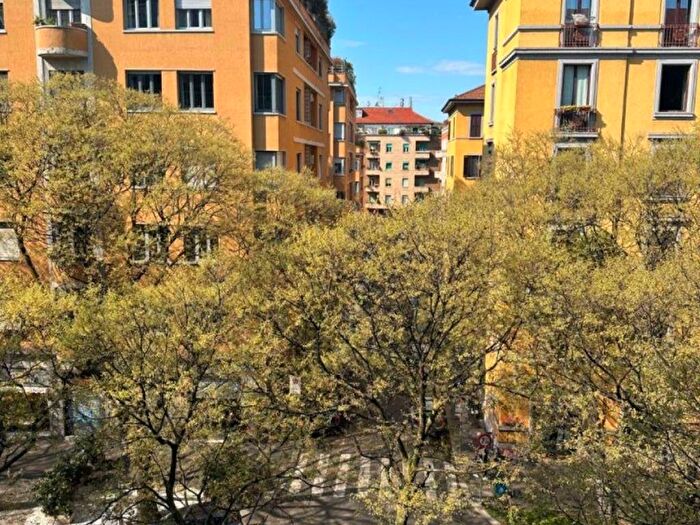 Appartamento trilocale in affitto in Via Castel Morrone, Indipendenza, Milano