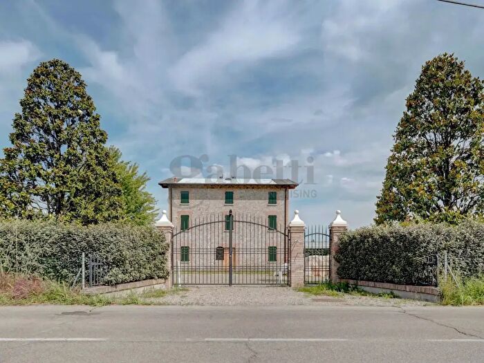 Casa con 10 locali in vendita in Vignola