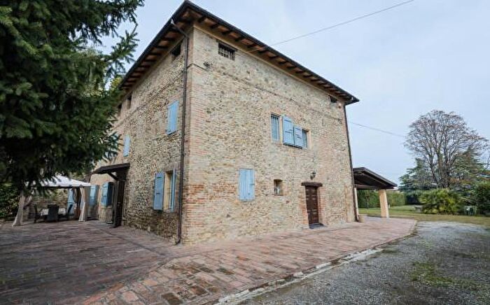 Casa con 6 locali in vendita in Savignano Sul Panaro