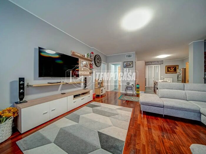 Appartamento trilocale in vendita in Via per Carnago, Oggiona Con Santo Stefano