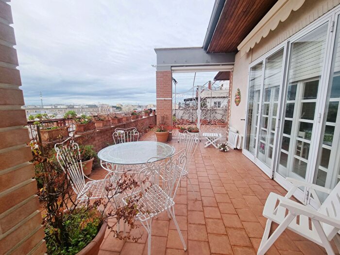 Appartamento con 9 locali in vendita in Via Ciardi Andrea, Trani