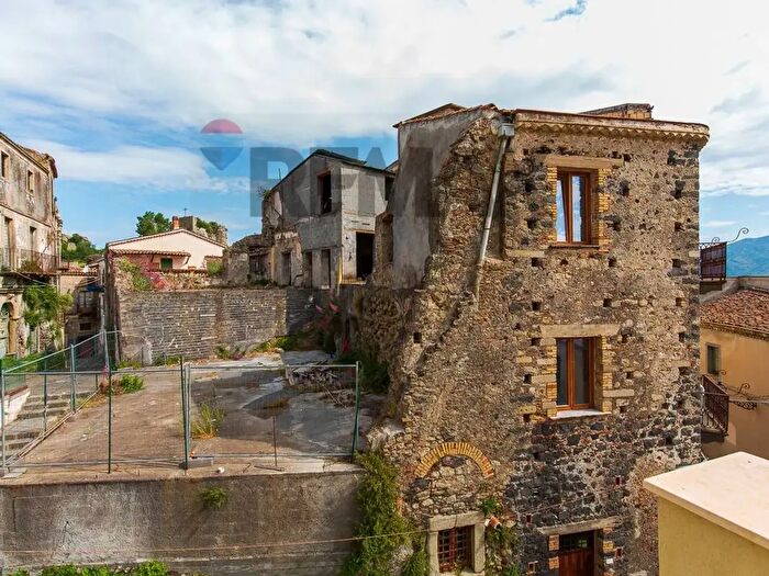Casa con 5 locali in vendita in Piazza Sant'Antonio, Castiglione Di Sicilia