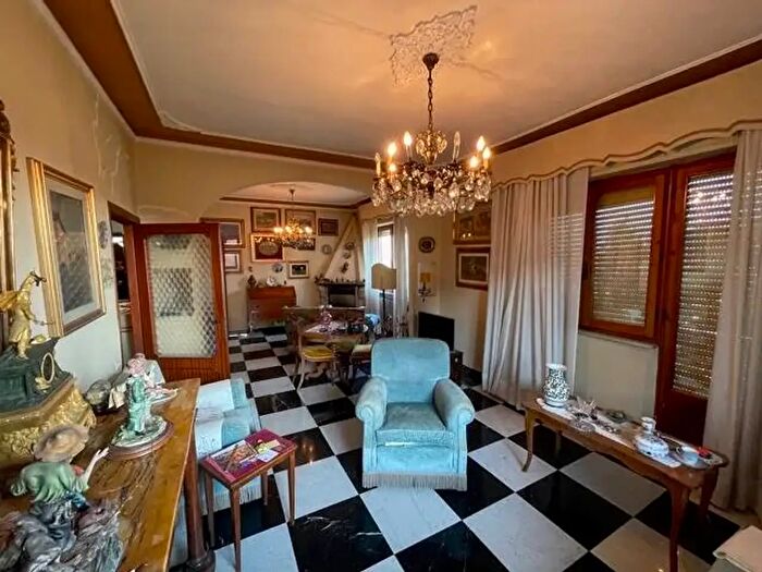 Appartamento con 9 locali in vendita in Siena