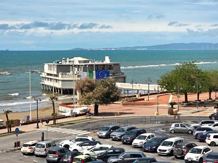 Appartamento trilocale in affitto in Piazza Aprile, Centro, Follonica