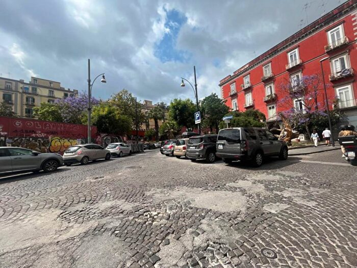 Appartamento bilocale in affitto in Piazza Camillo Benso di Cavour, Sanità, Napoli