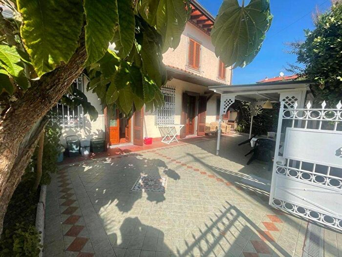 Casa quadrilocale in vendita in Forte Dei Marmi