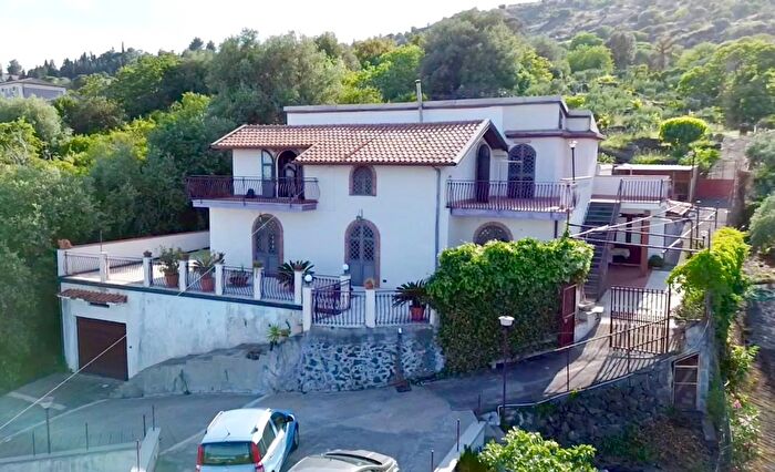 Casa con 10 locali in vendita in Mascali