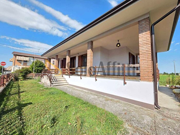 Casa con 6 locali in affitto in Centro, Sustinente