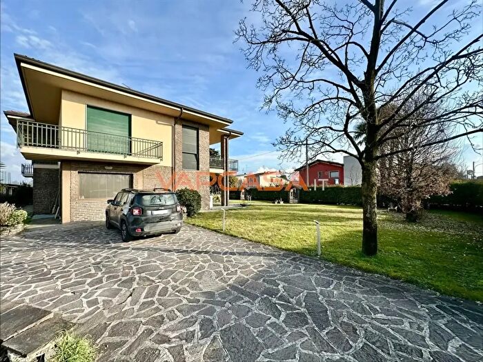 Casa quadrilocale in vendita in Via Fosse Ardeatine, Calcio