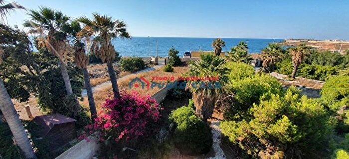 Casa con 10 locali in vendita in Erice