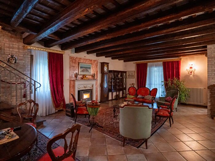 Casa con 10 locali in vendita in Via Capitello, Salgareda