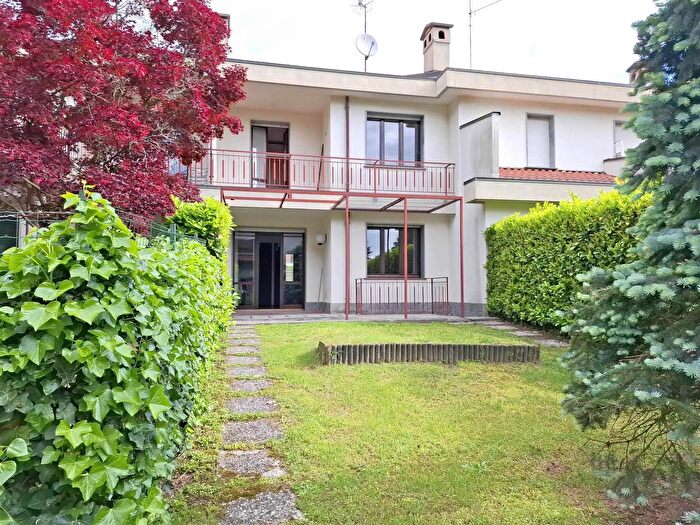 Casa con 8 locali in vendita in Briga Novarese, Briga Novarese