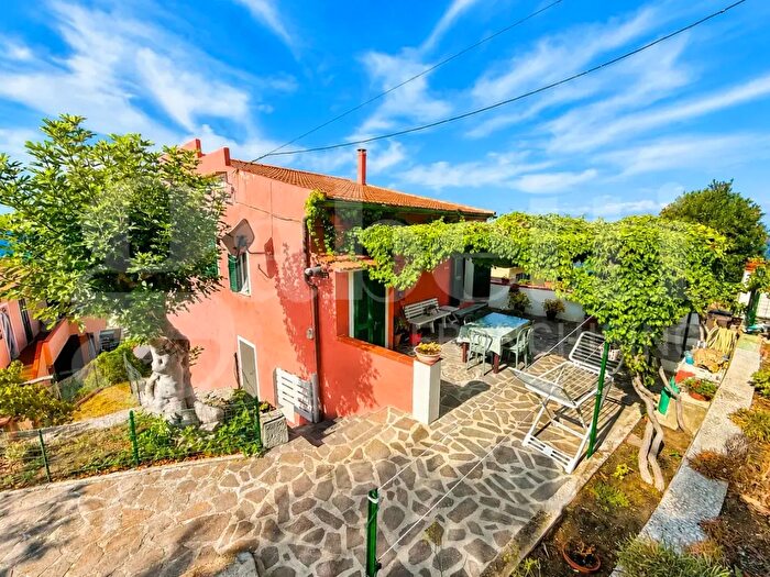 Casa con 5 locali in vendita in Marciana