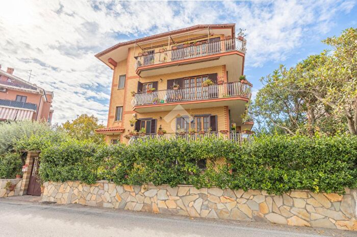 Appartamento trilocale in vendita in Via Foresta, Roma