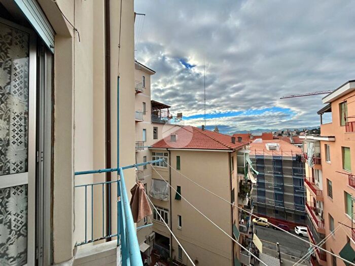 Appartamento trilocale in vendita in Via San Lorenzo, Savona