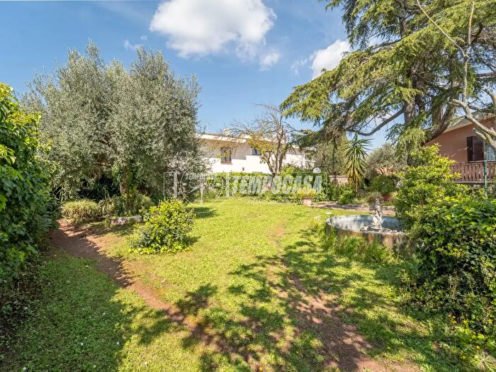 Appartamento con 5 locali in vendita in Via Bracigliano, Roma