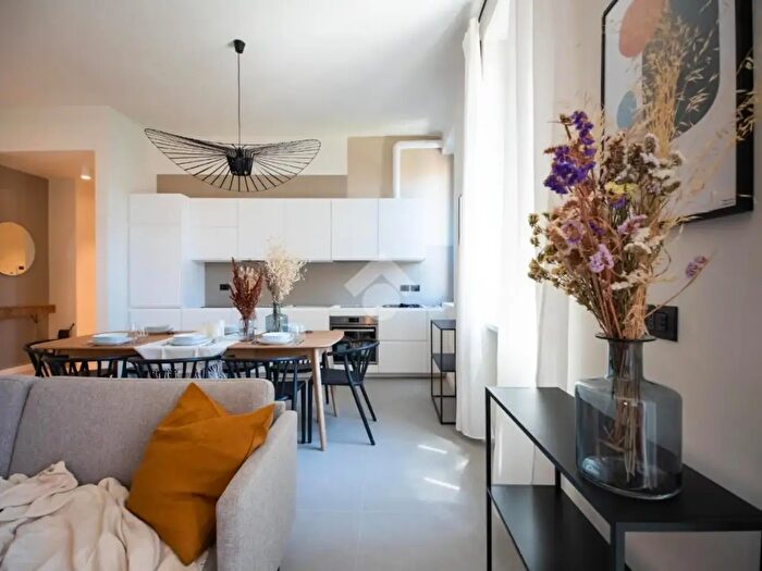 Appartamento con 5 locali in vendita in Via degli Imbriani, Milano