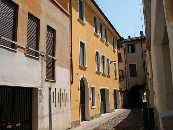 Appartamento trilocale in affitto in Vicolo Giuseppe Mazzini, Piazza Mazzini Ospedale Militare, Padova