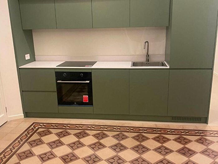 Appartamento trilocale in affitto in Via Giacomo Watt, Barona, Milano