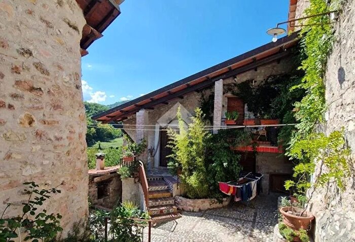 Casa trilocale in vendita in Località Castello di Arezzo, Spoleto
