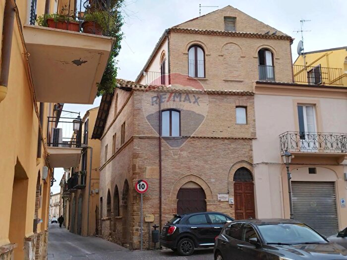 Casa con 9 locali in vendita in Piazza dei Frentani, Lanciano