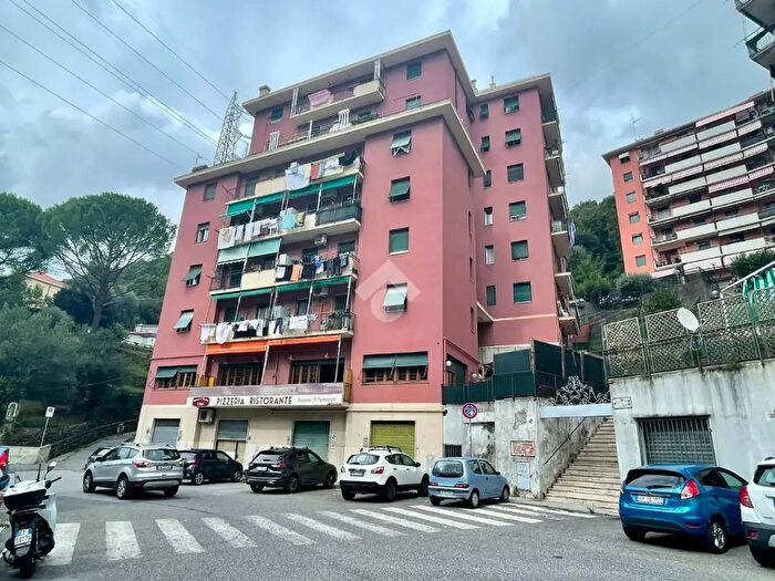 Appartamento trilocale in vendita in Via Struppa, Genova