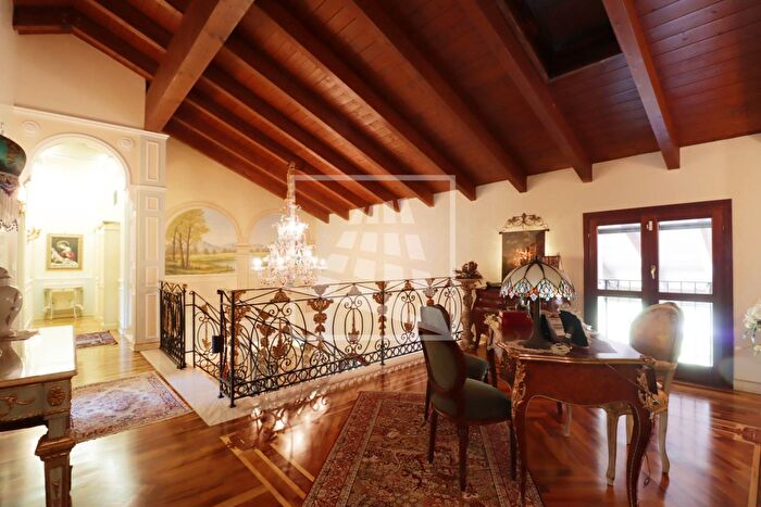 Casa con 9 locali in vendita in Via Romani, Reggio Emilia