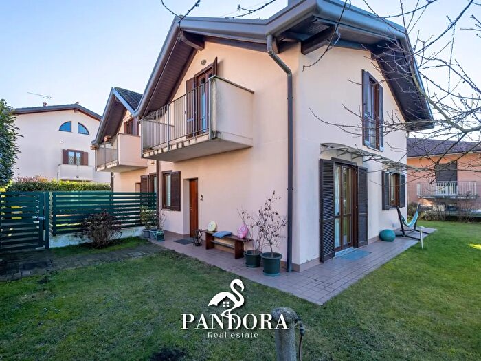 Casa in vendita in Via Giosuè Carducci b, Besnate