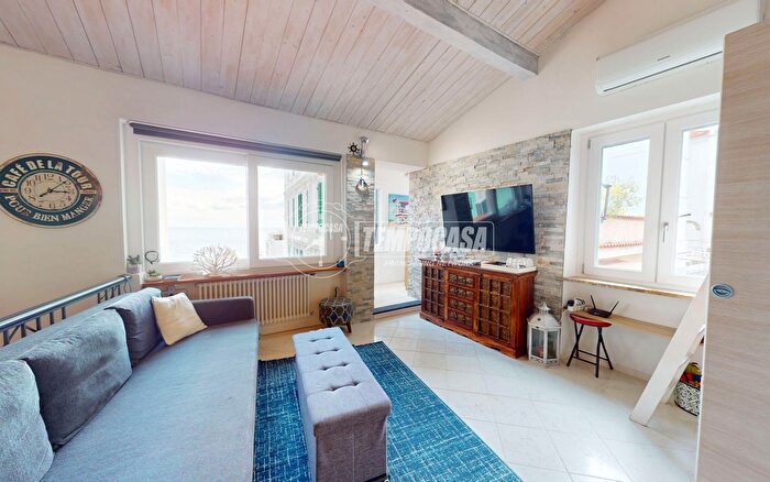 Casa quadrilocale in vendita in Via Roccasterone, Sanremo