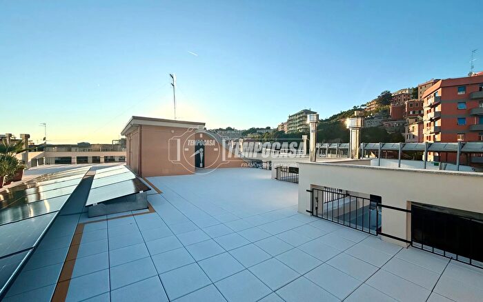 Appartamento trilocale in vendita in Via SantAlberto B, Genova