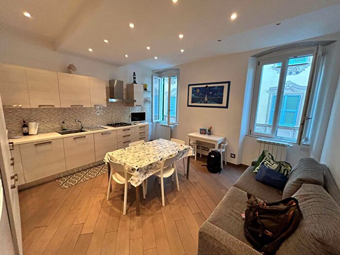 Appartamento trilocale in affitto in Via Busci, Varazze