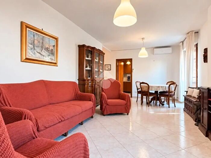 Appartamento quadrilocale in vendita in Via San Giorgio Morgeto, Roma