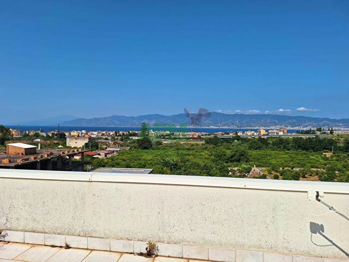 Appartamento con 9 locali in vendita in Via Acquedooto, Reggio Calabria