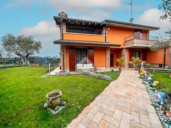 Casa quadrilocale in vendita in Str della Mirandola, Reggio Emilia
