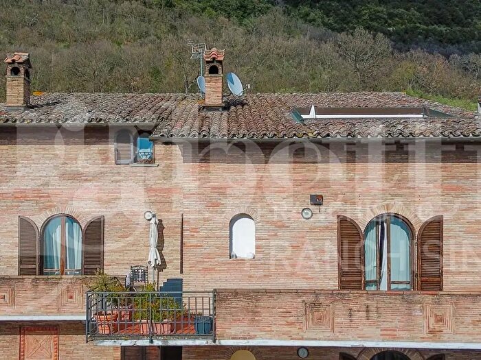 Appartamento con 6 locali in vendita in Via Marcello Cervini, Gubbio