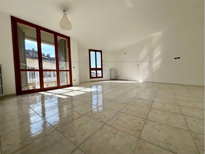 Appartamento trilocale in affitto in Piazza Generale Dalla Chiesa, Centro, Bollate